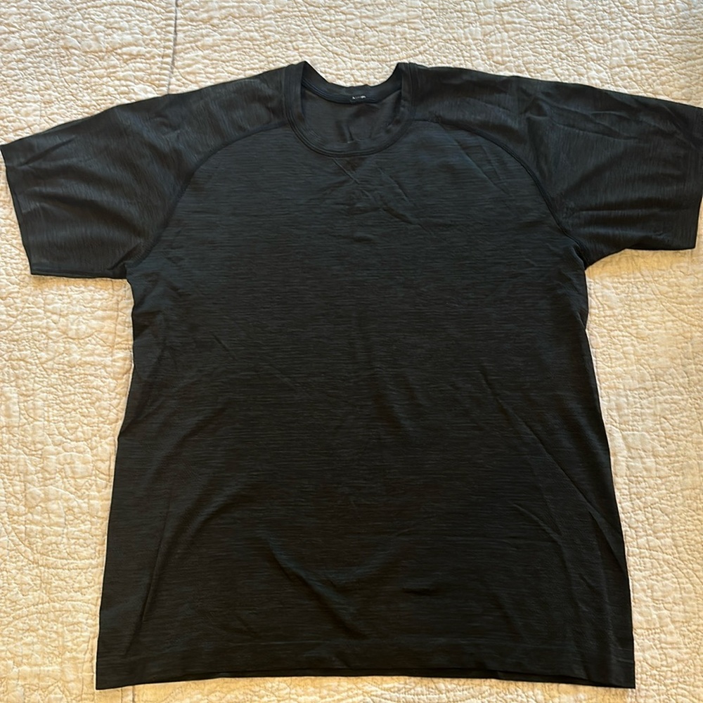 Lululemon metal vent. Size large. Color black.